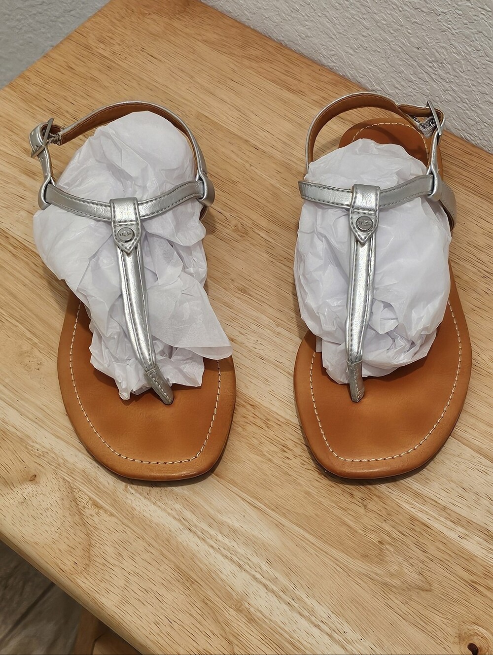 UGG Madeena Silver Metallic Leather T-Strap Sandals Size 7